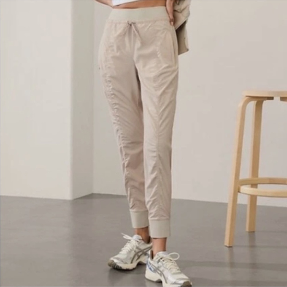 NWT Athleta Attitude Jogger Pants Women’s Size 16 In Cream